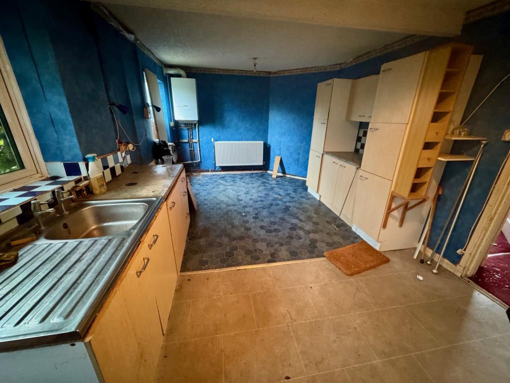 Lot: 159 - MID-TERRACE HOUSE FOR IMPROVEMENT - Kitchen dining room